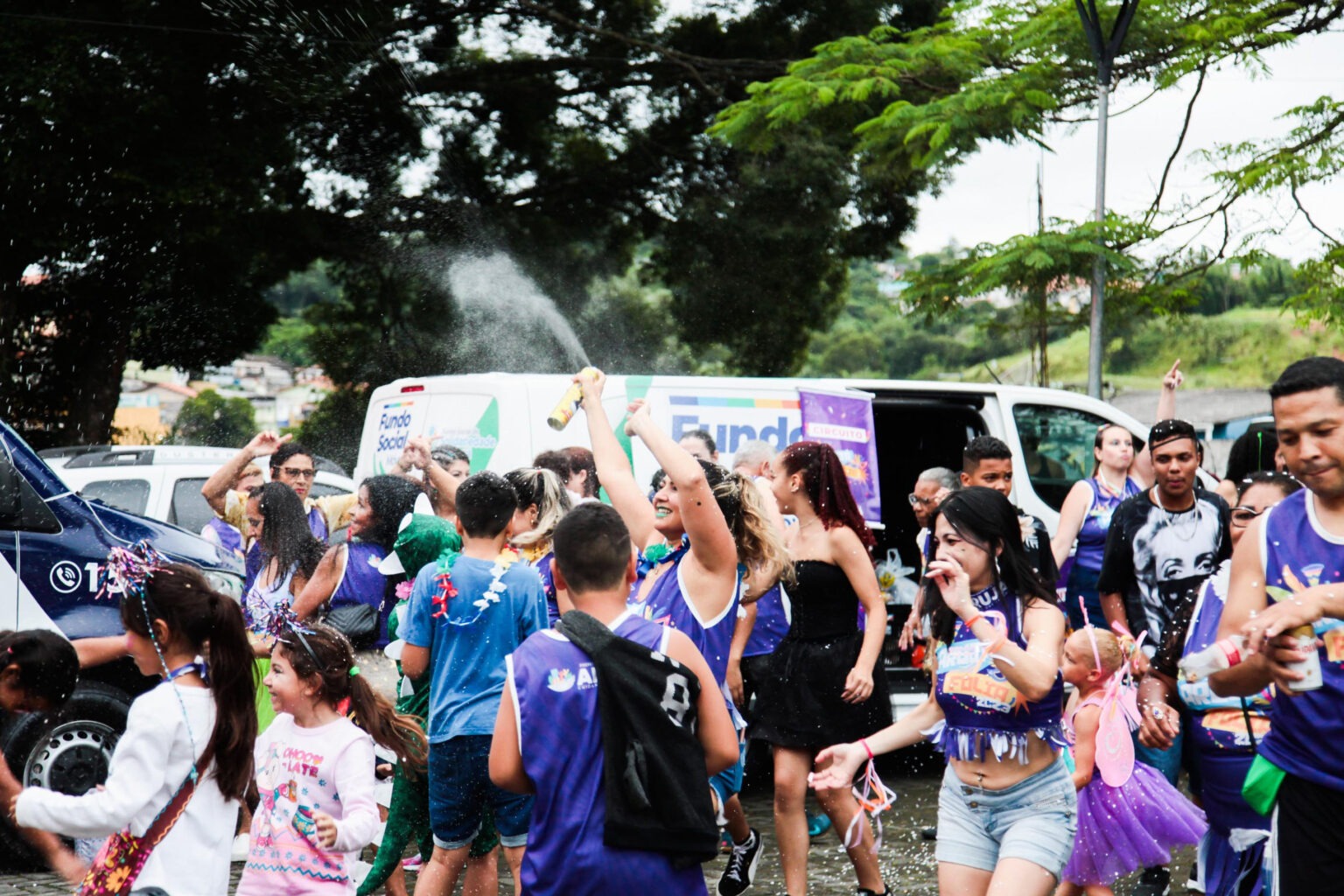 Multidão pulando carnaval no bloco.